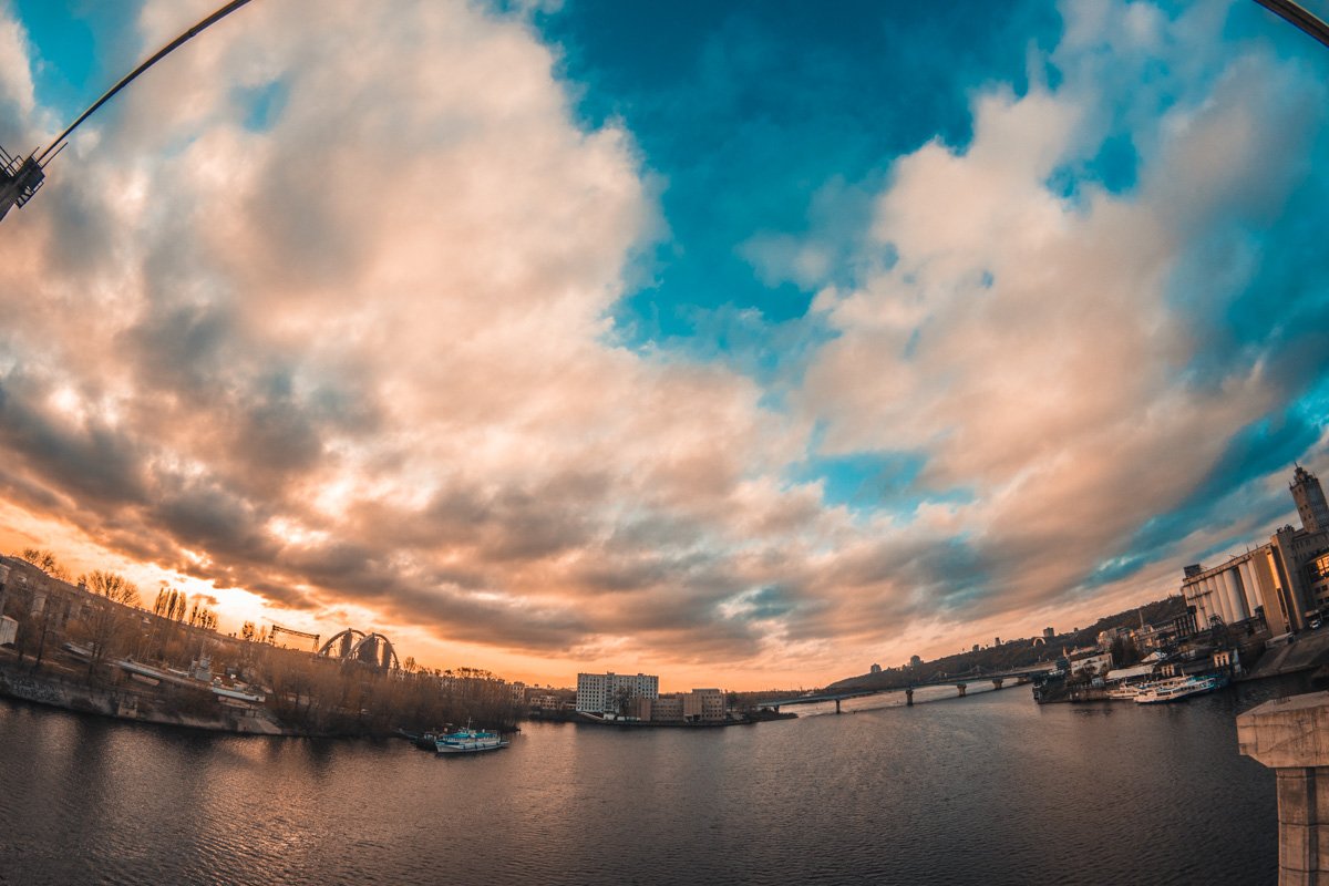 На рассвете вид на город по особенному прекрасен