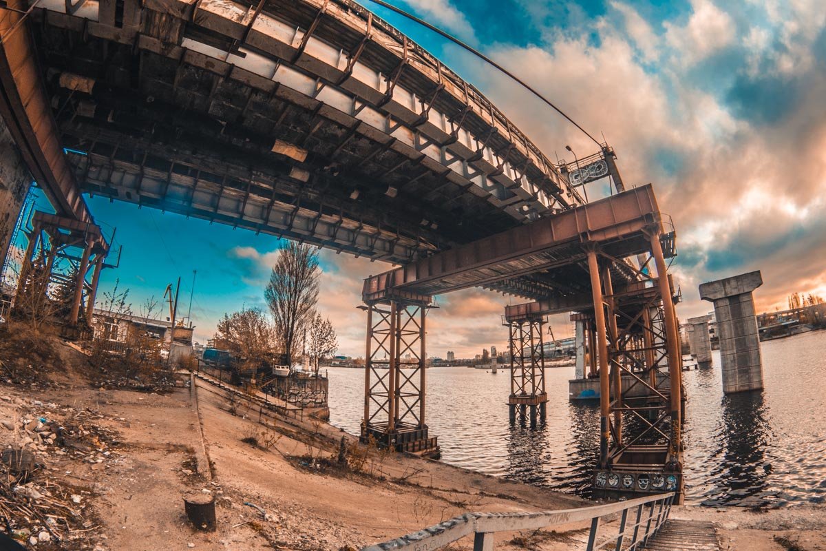 В начале 1990-х годов мост был признан аварийным