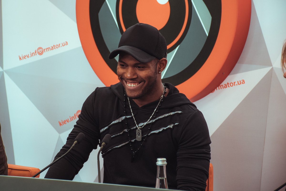  Участник телешоу «Х-фактор» и «Голос Країни» Ригоберта Торриенте