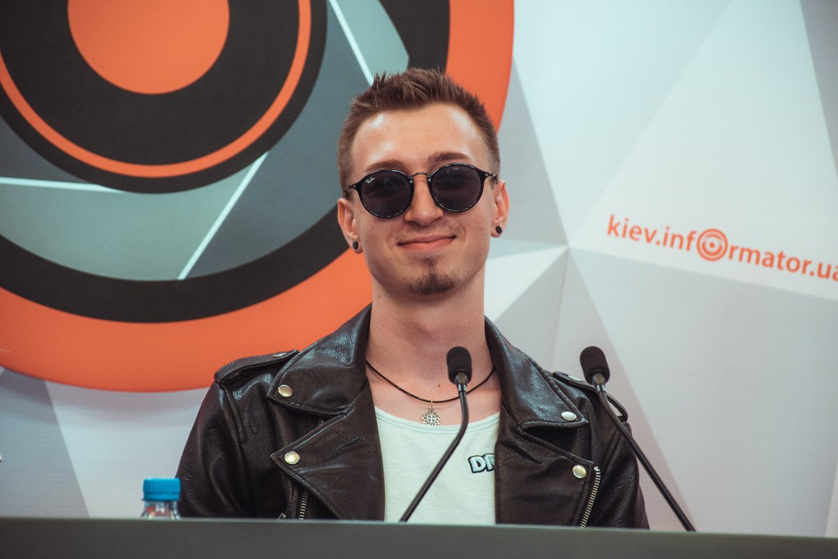 Дмитрий Ремизов говорит, что на написание хита его вдохновила работа с новым составом группы 