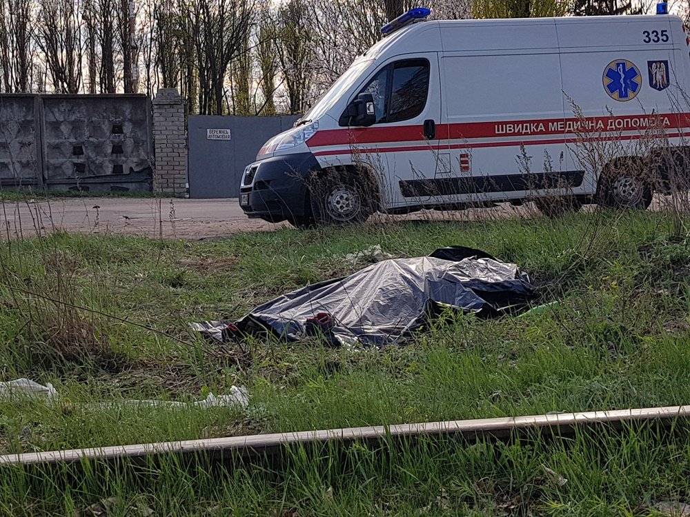 Тело мертвой женщины около железнодорожных путей нашли сотрудники близлежащей складской базы