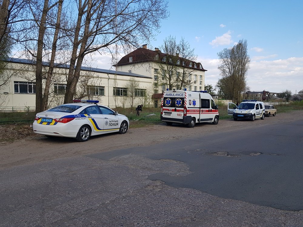 На месте работали патрульные, следственно-оперативная группа и медики