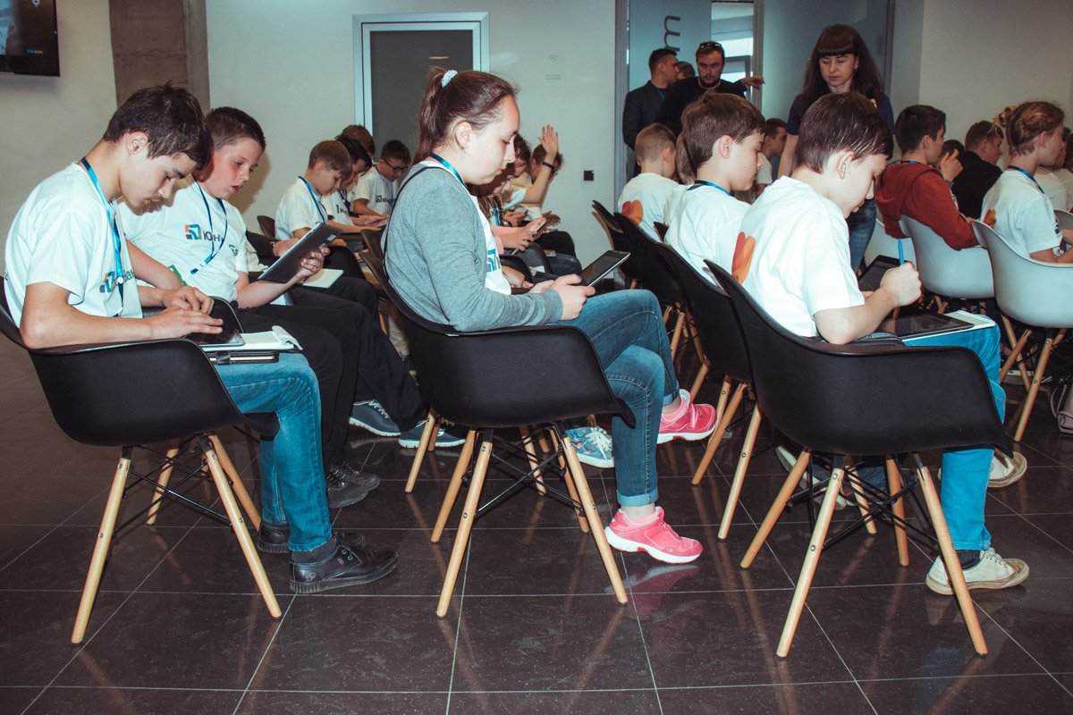 Вместо листов бумаги и ручек участники «Финансового гения» используют ноутбуки и планшеты Вместо листов бумаги и ручек участники «Финансового гения» используют ноутбуки и планшеты