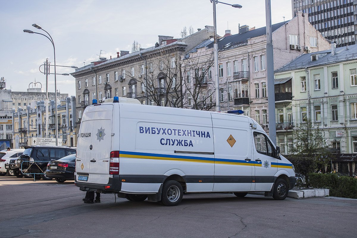 На месте работали взрывотехники 