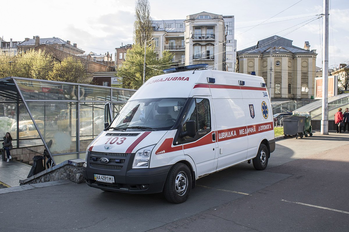 Возле здания неизвестные избили мужчину и сказали, что они заминировали Дворец спорта