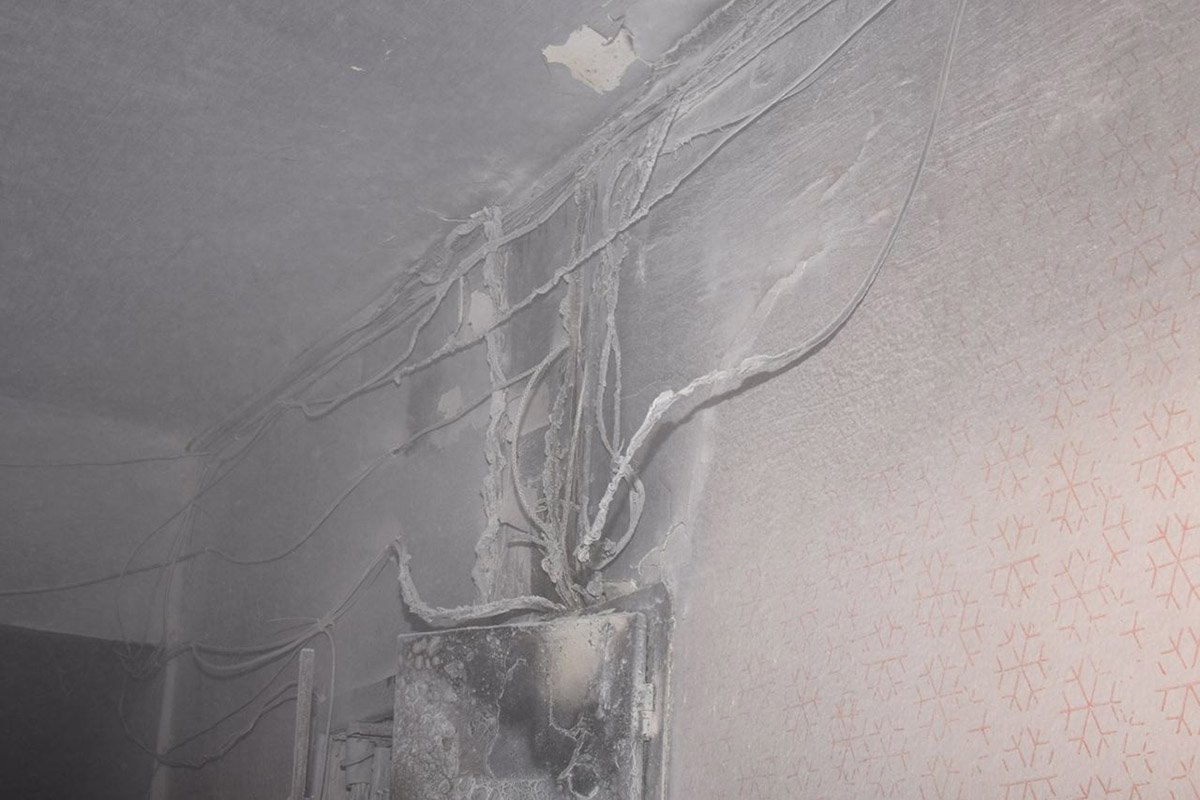 На 4 этаже загорелась электрощитовая На 4 этаже загорелась электрощитовая