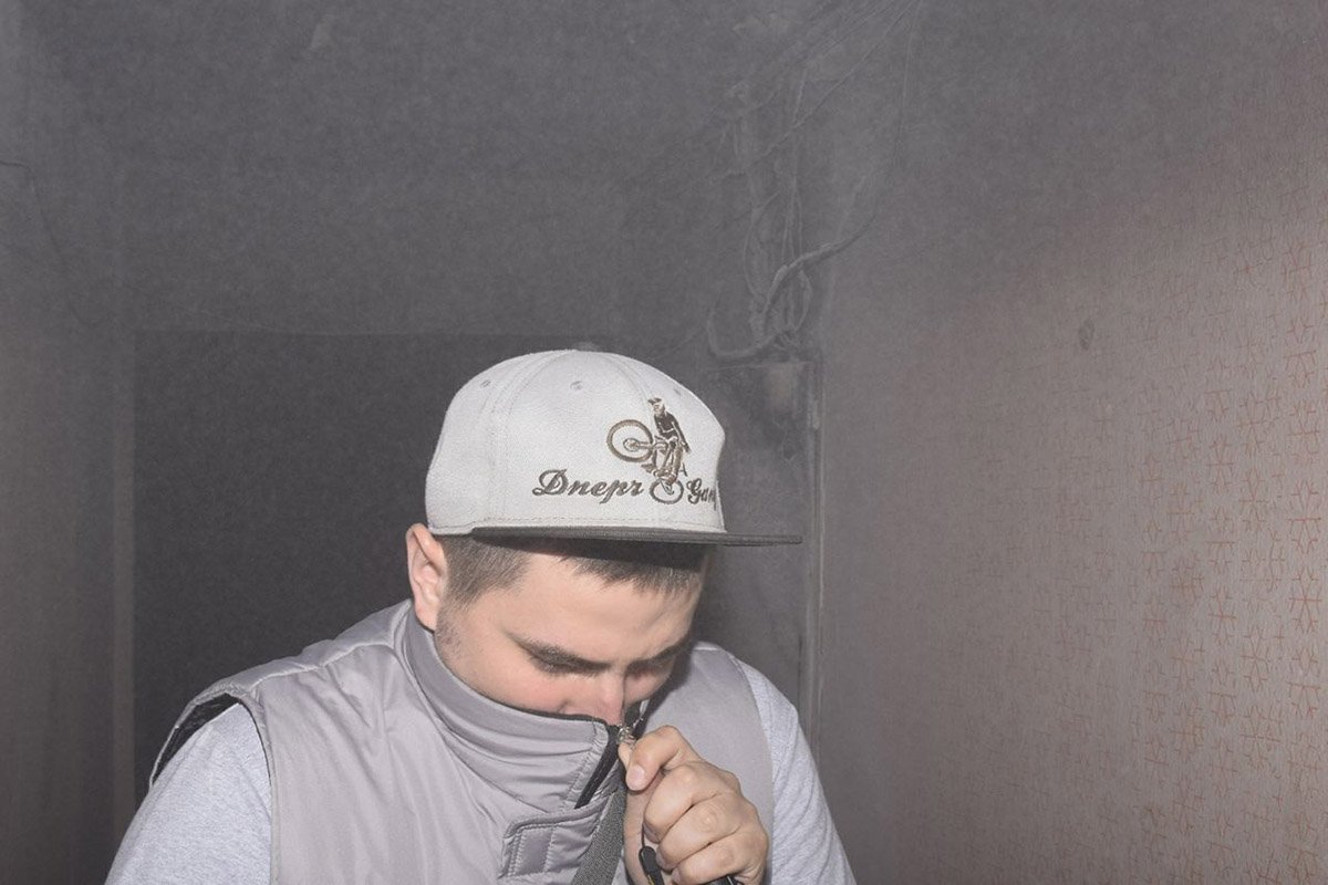 Из-за дыма и испарений порошковых огнетушителей в подъезде было нечем дышать Из-за дыма и испарений порошковых огнетушителей в подъезде было нечем дышать