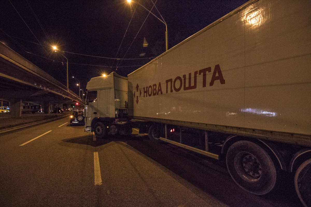 Фуру выкинуло на соседнюю полосу