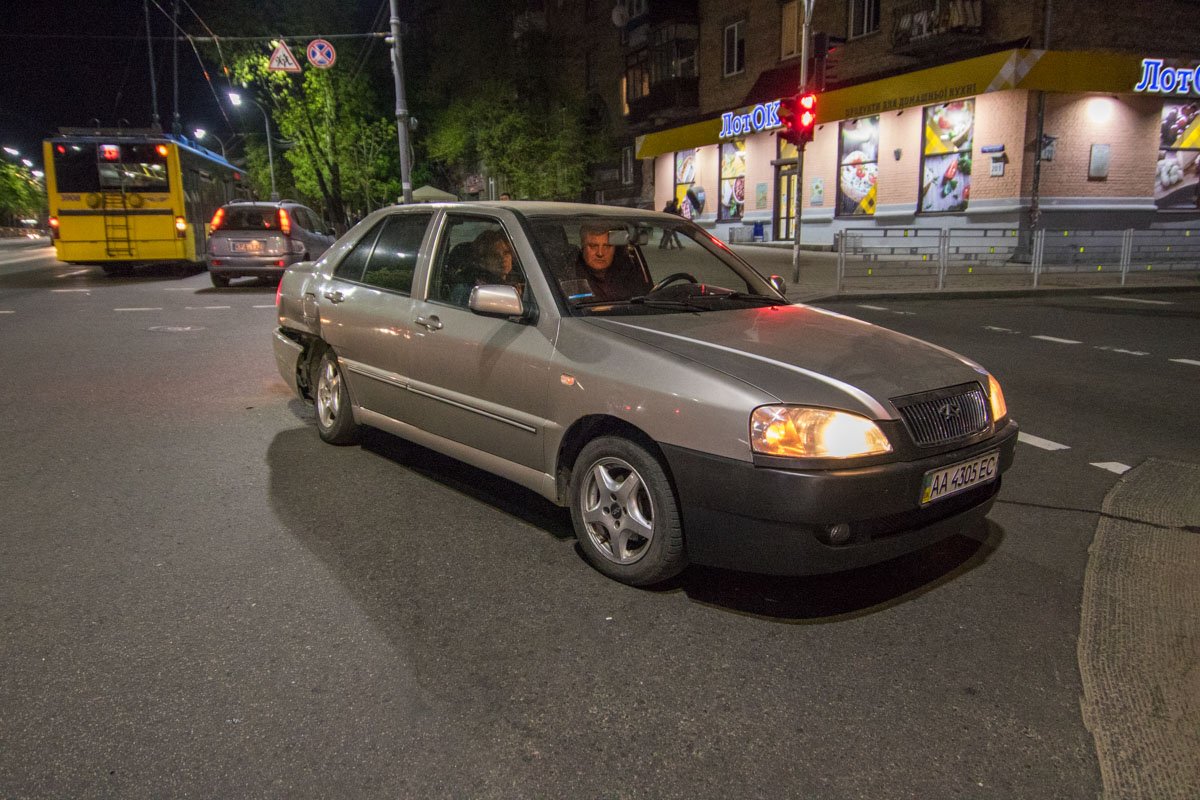 Chery Amulet не успел завершить маневр