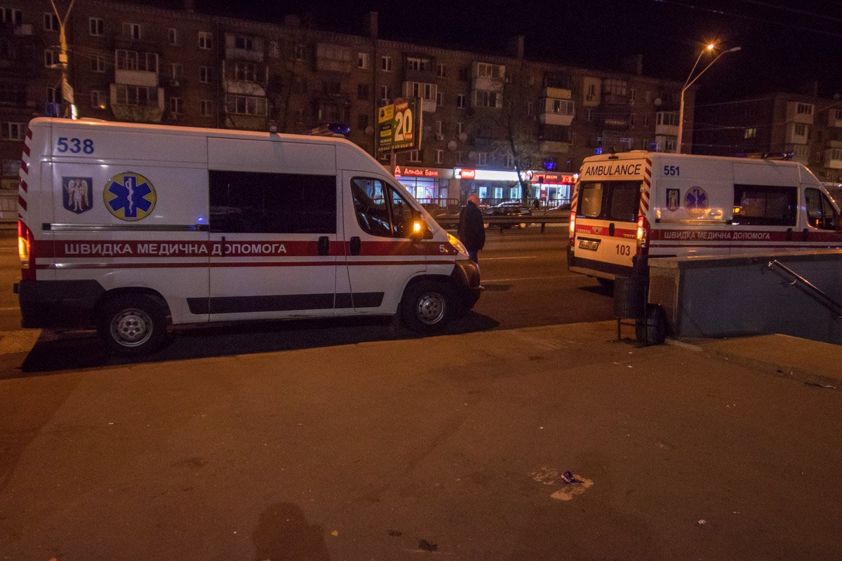 На взрывы приехало три кареты скорой помощи На взрывы приехало три кареты скорой помощи