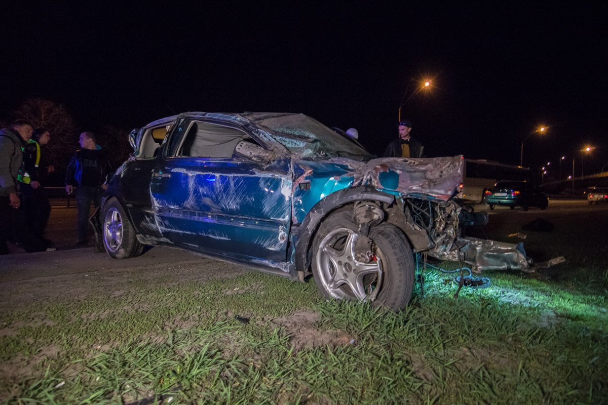 Автомобиль перевернулся и вылетел с проезжей части Автомобиль перевернулся и вылетел с проезжей части