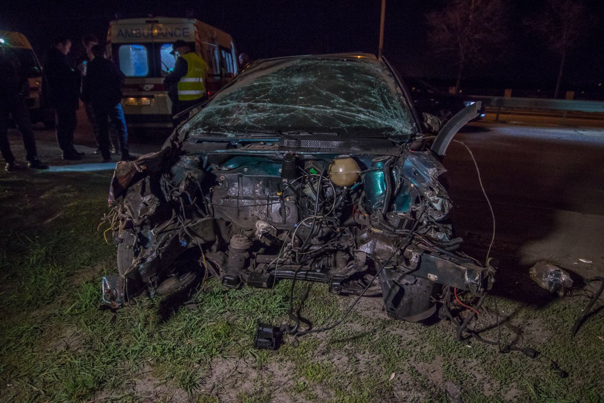 Части машины разбросаны по всей дороге Части машины разбросаны по всей дороге