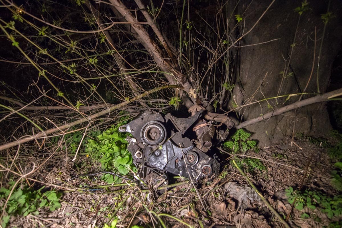 Двигатель удалось найти в кустах на большом расстоянии Двигатель удалось найти в кустах на большом расстоянии