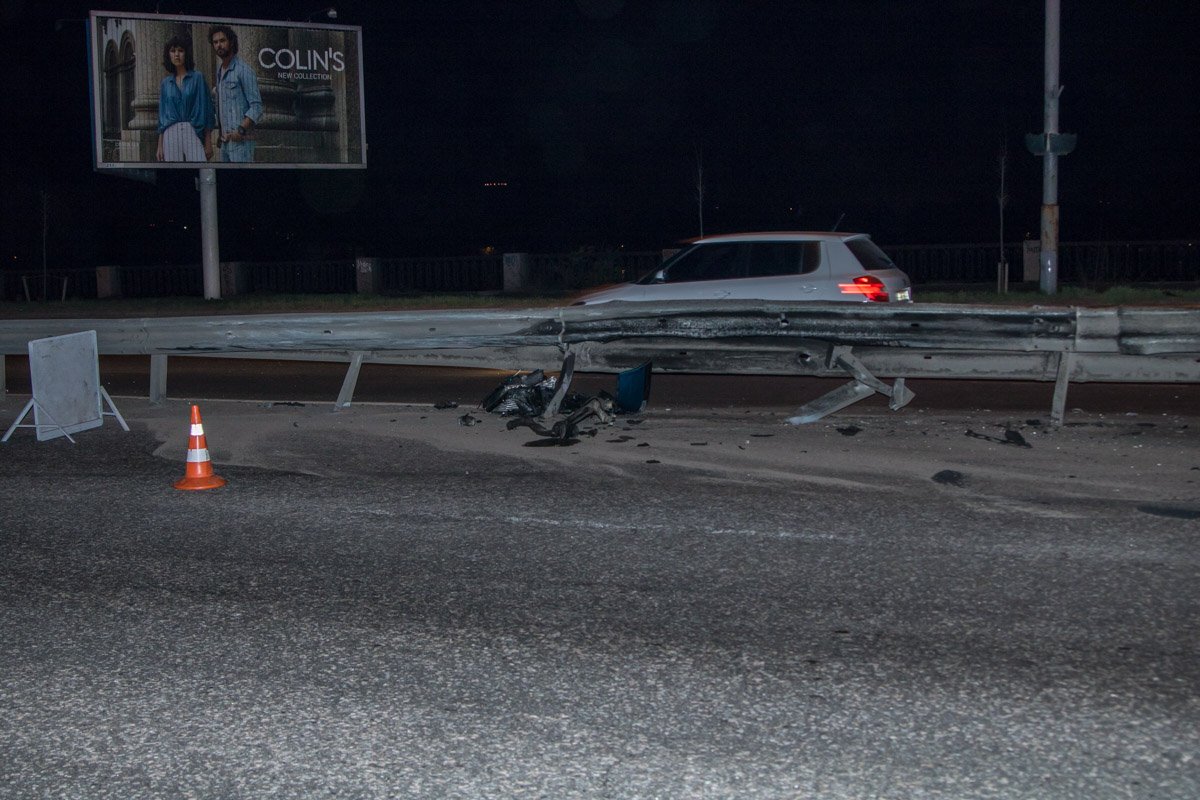 Golf врезался в отбойник, после чего перевернулся Golf врезался в отбойник, после чего перевернулся