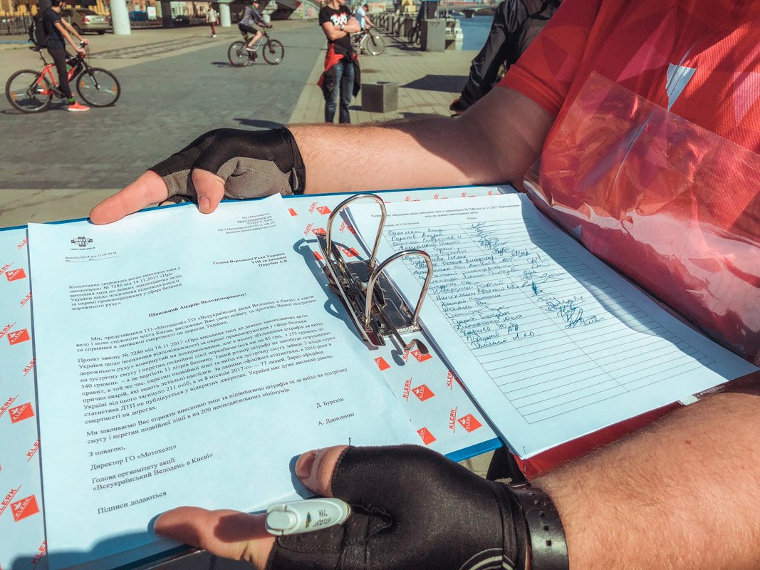 Велосипедисты и мотоциклисты подписывали обращению к Парубию