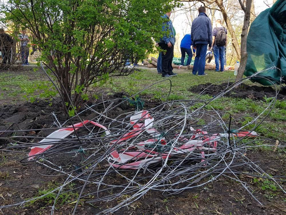 Территория была обнесена колючей проволокой Территория была обнесена колючей проволокой