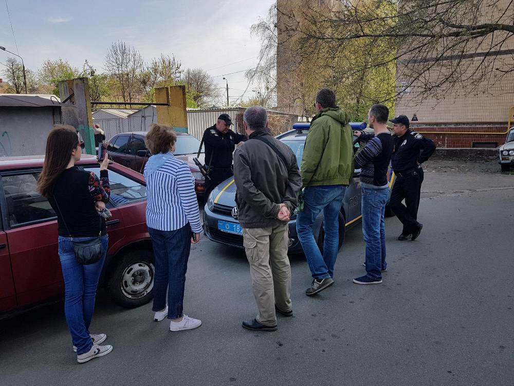 Владелец забора - участник батальона "Айдар" Евгений Яранцев - угрожал активистам пистолетом, в связи с чем вызвали полицию Владелец забора - участник батальона "Айдар" Евгений Яранцев - угрожал активистам пистолетом, в связи с чем вызвали полицию