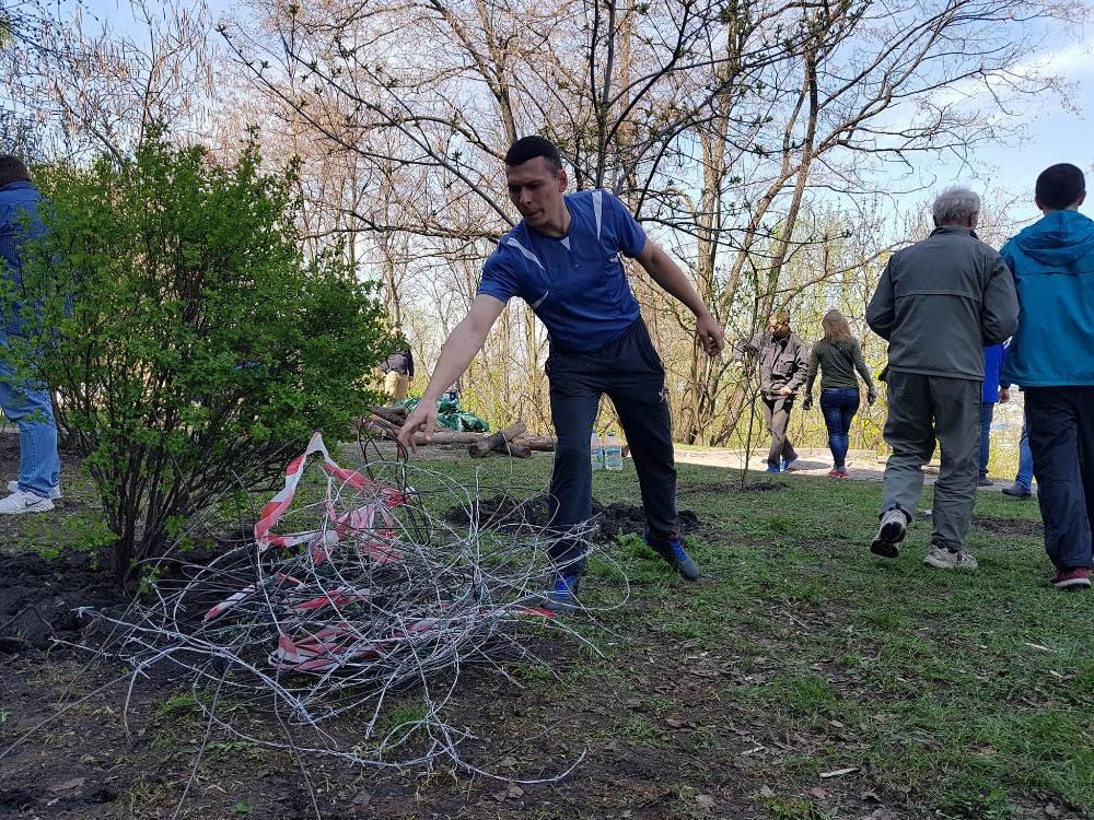 На территории гуляют люди, а между деревьями накручена колючая проволока На территории гуляют люди, а между деревьями накручена колючая проволока