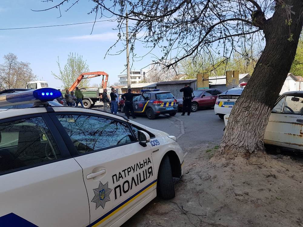 На месте происшествия работает патрульная полиция и следственно-оперативная группа На месте происшествия работает патрульная полиция и следственно-оперативная группа