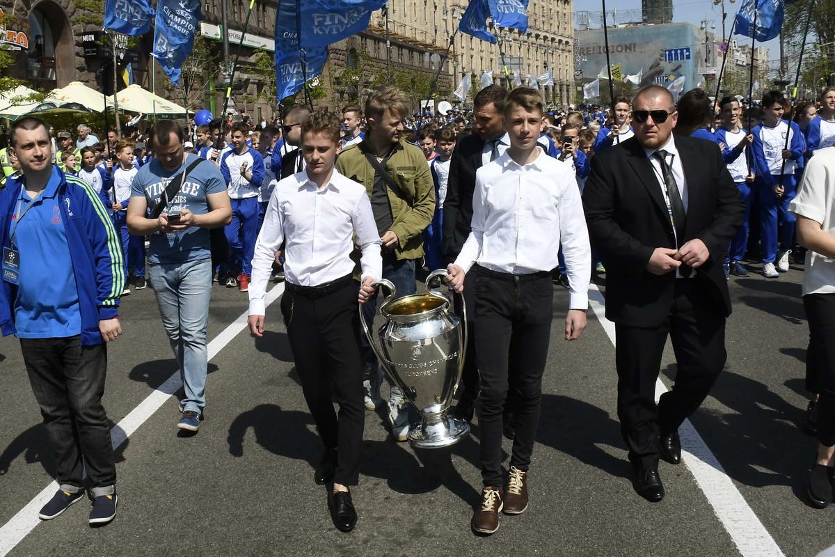 Перед торжественным вручением состоялось шествие молодых футболистов 