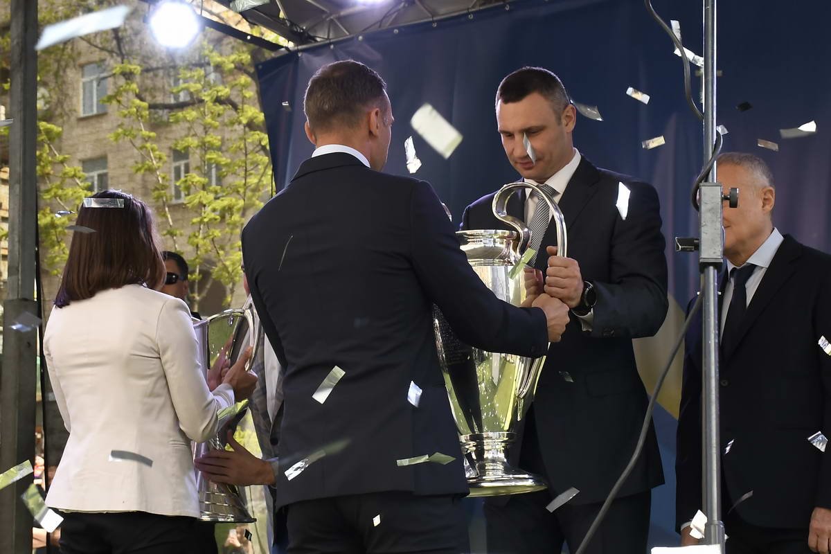 Передача Кубка из рук Шевченко Кличко