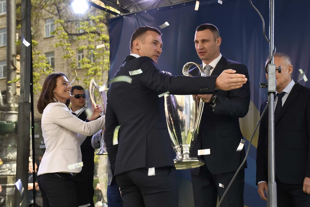 Исторический момент передачи футбольного трофея