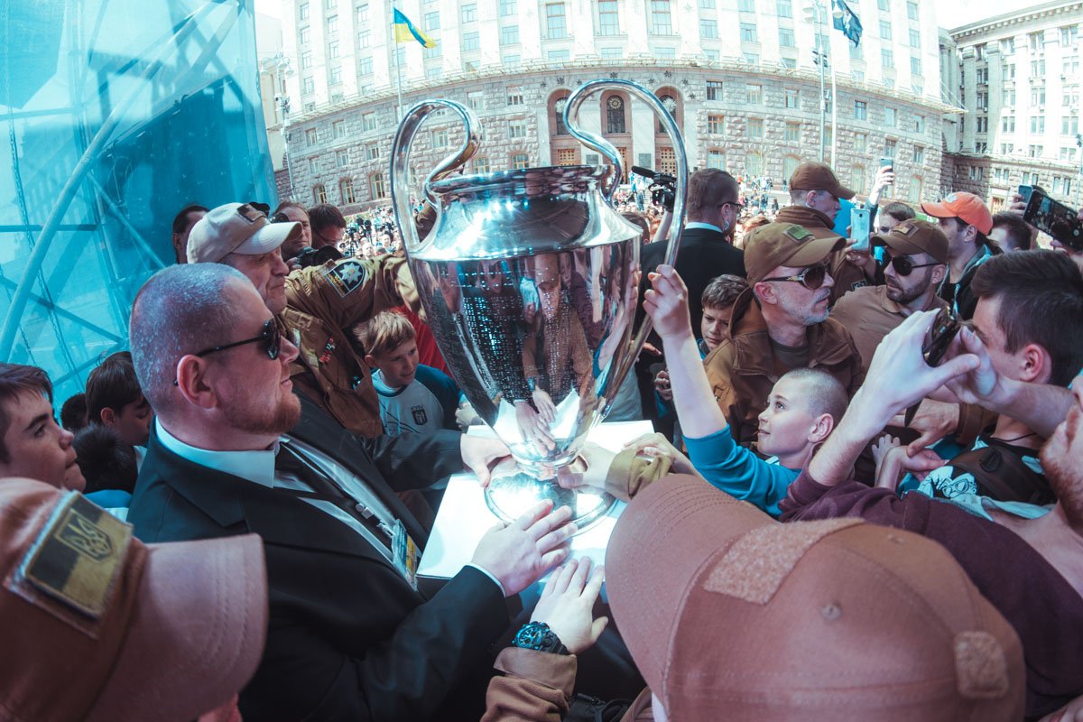 Каждый так и стремился прикоснуться к спортивной награде