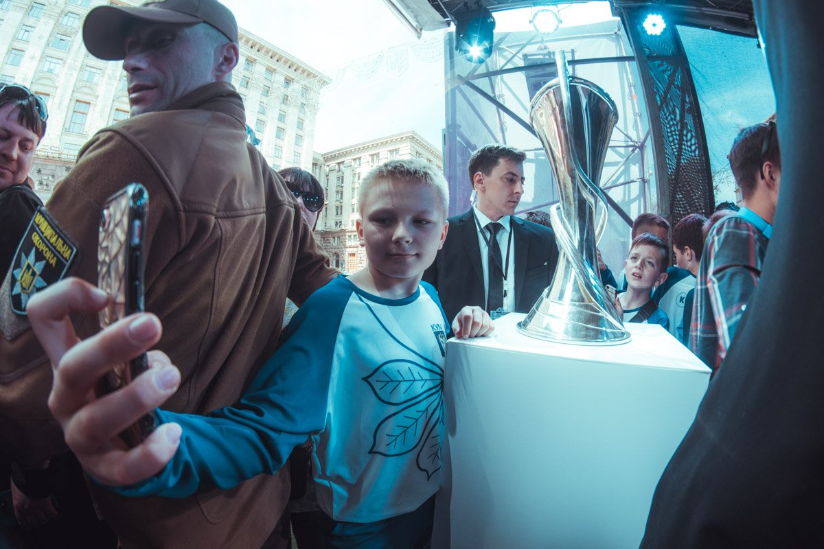 Молодые футболисты, не дожидаясь окончания торжества, начали делать фото с Кубком Лиги Чемпионов 