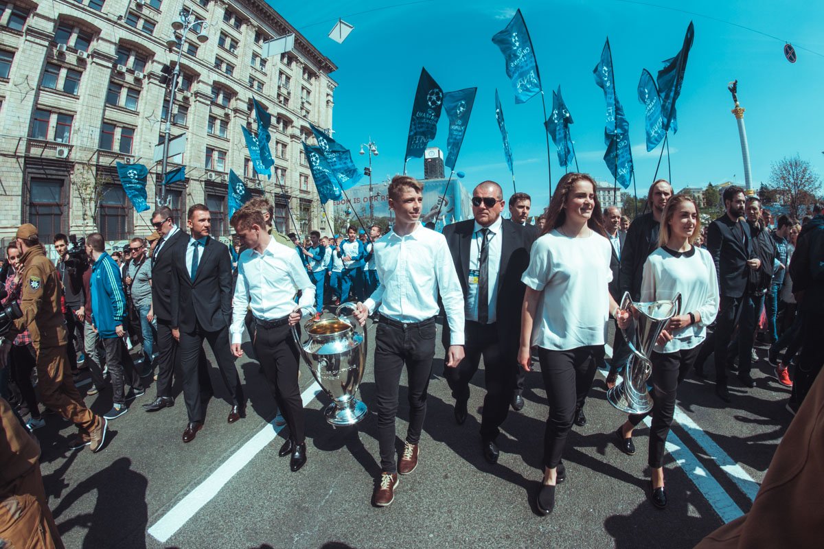 Два главных трофея несли торжественно и весело 