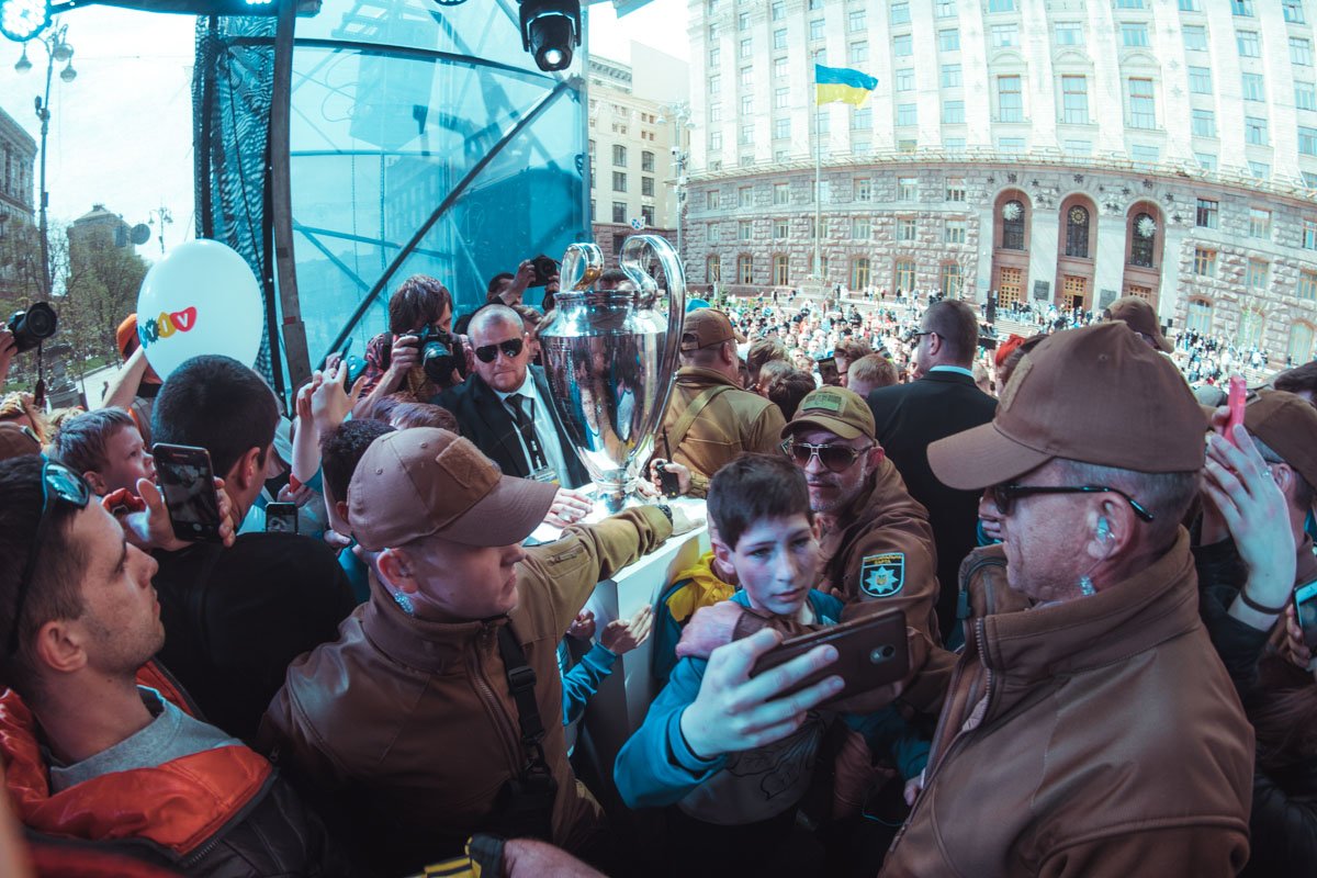 Трофеи стояли на установленной сцене напротив КГГА