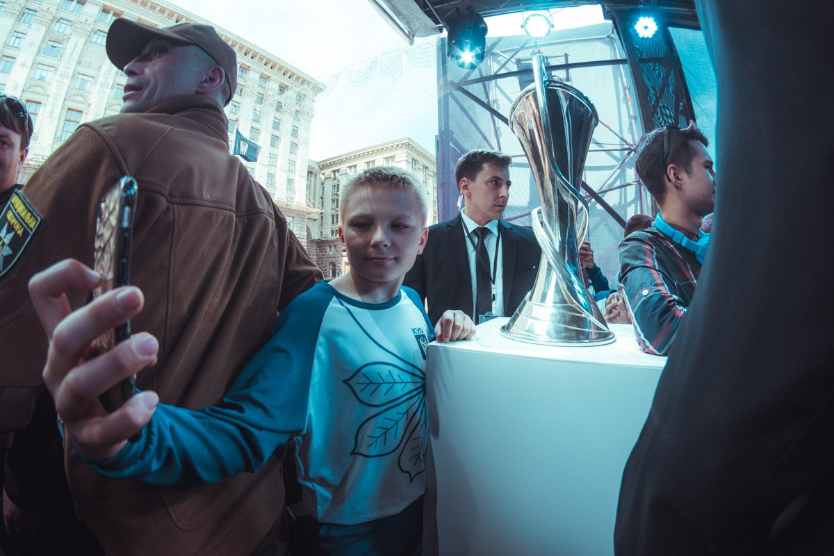 Юный спортсмены и фанаты тоже не упускали возможности запечатлеть исторический момент 