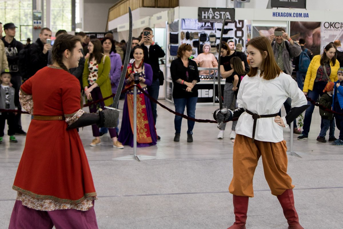 Профессионалы устроили показ сабельных боев Профессионалы устроили показ сабельных боев