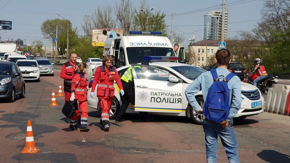 Елены Телиги Seat сбил доставщика пиццы на мопеде Елены Телиги Seat сбил доставщика пиццы на мопеде