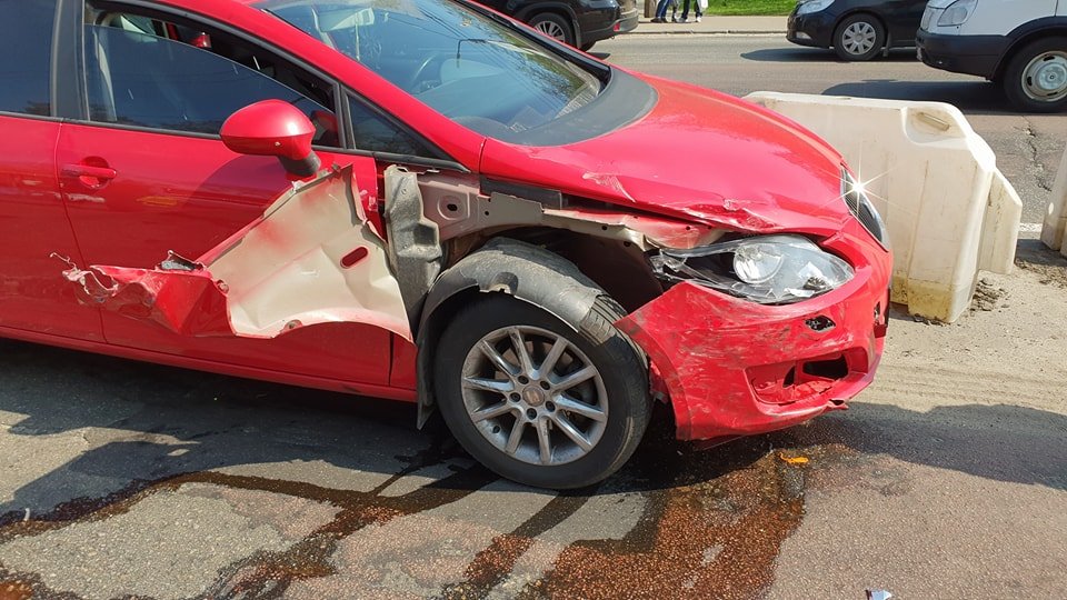 Предварительно, водитель Seat LeoN лвигался вверх по улице Елены Телиги Предварительно, водитель Seat LeoN лвигался вверх по улице Елены Телиги