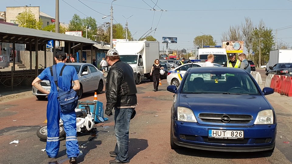 В результате скутер отлетел в третий ряд на автомобиль Opel В результате скутер отлетел в третий ряд на автомобиль Opel