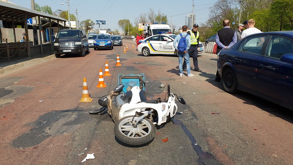 На месте происшествия работает следственно-оперативная группа, полиция и медики На месте происшествия работает следственно-оперативная группа, полиция и медики