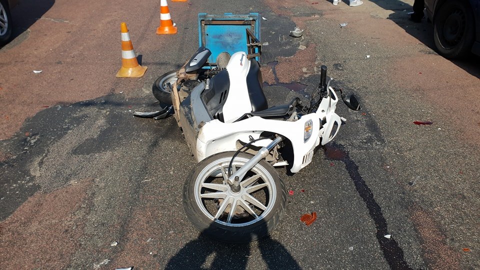 Рабочий мопед сети пиццерий Рабочий мопед сети пиццерий