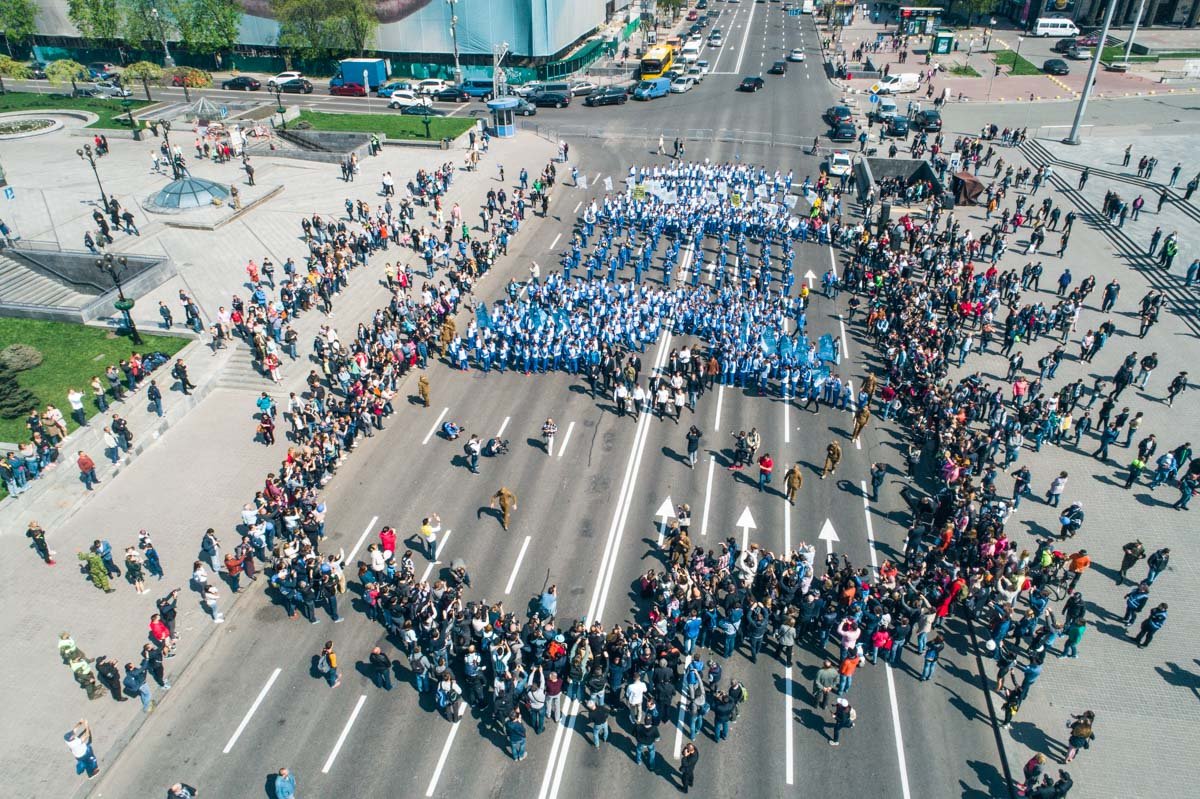 В 12:00 две колонны маленьких футболистов собрались на Майдане Независимости