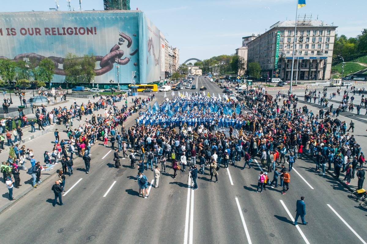 Юные футболисты в форме с символикой Киева прошлись по главной улице столицы