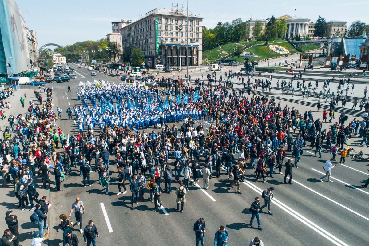 Вокруг шествия кружили стаи туристов и папарацци