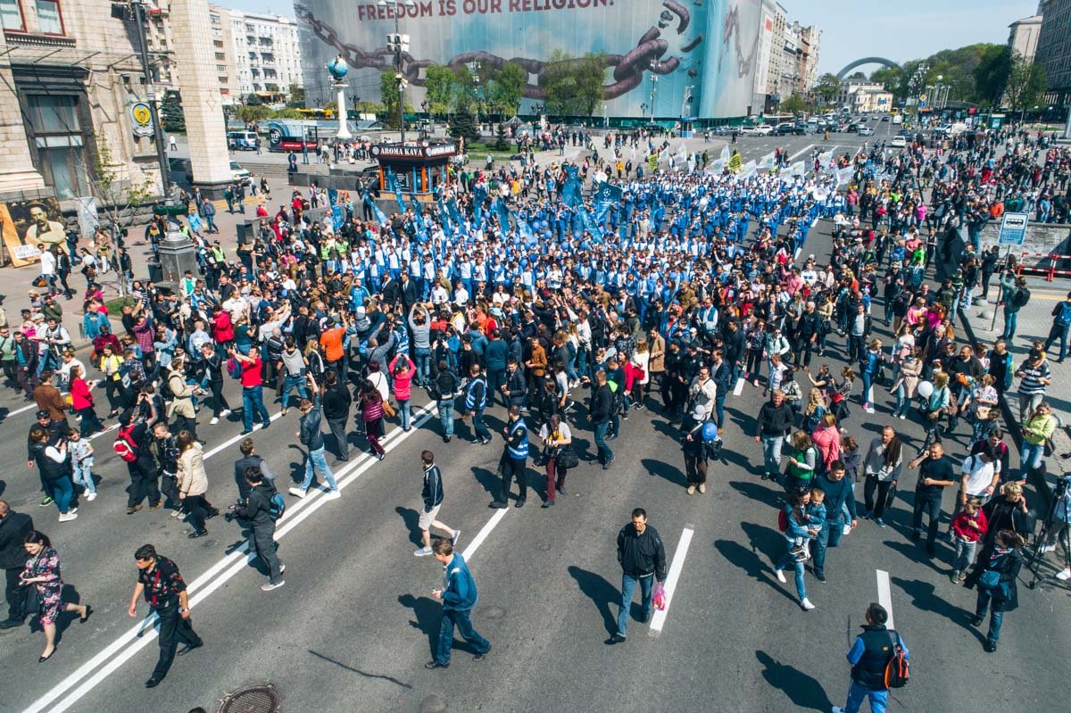 За толпой средств массовой информации прохожим кубки было не разглядеть 