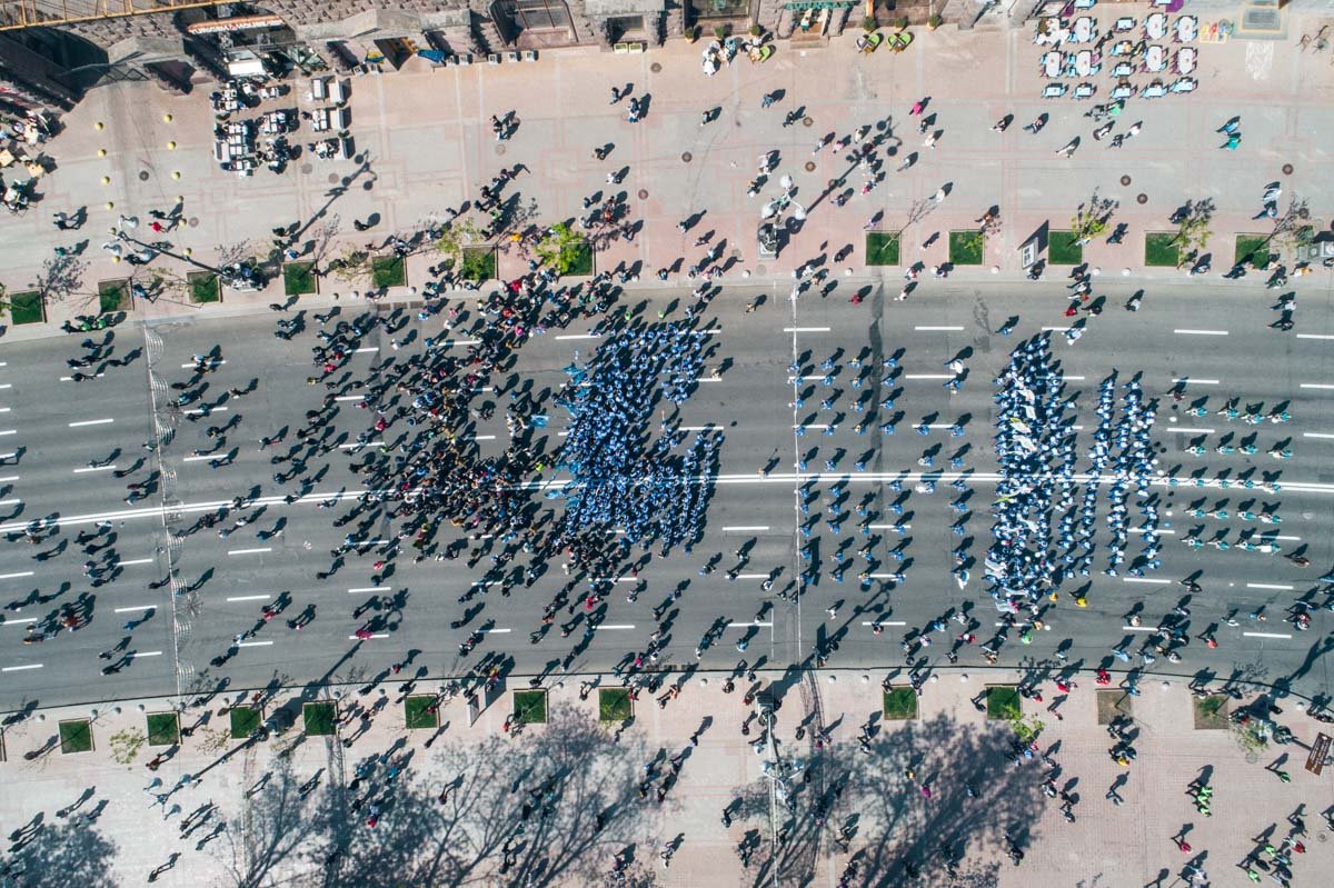 С высоты птичьего полета участники похожи на бисер 