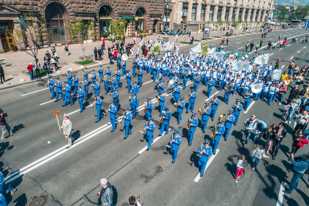 Возглавлял шествие духовой оркестр 