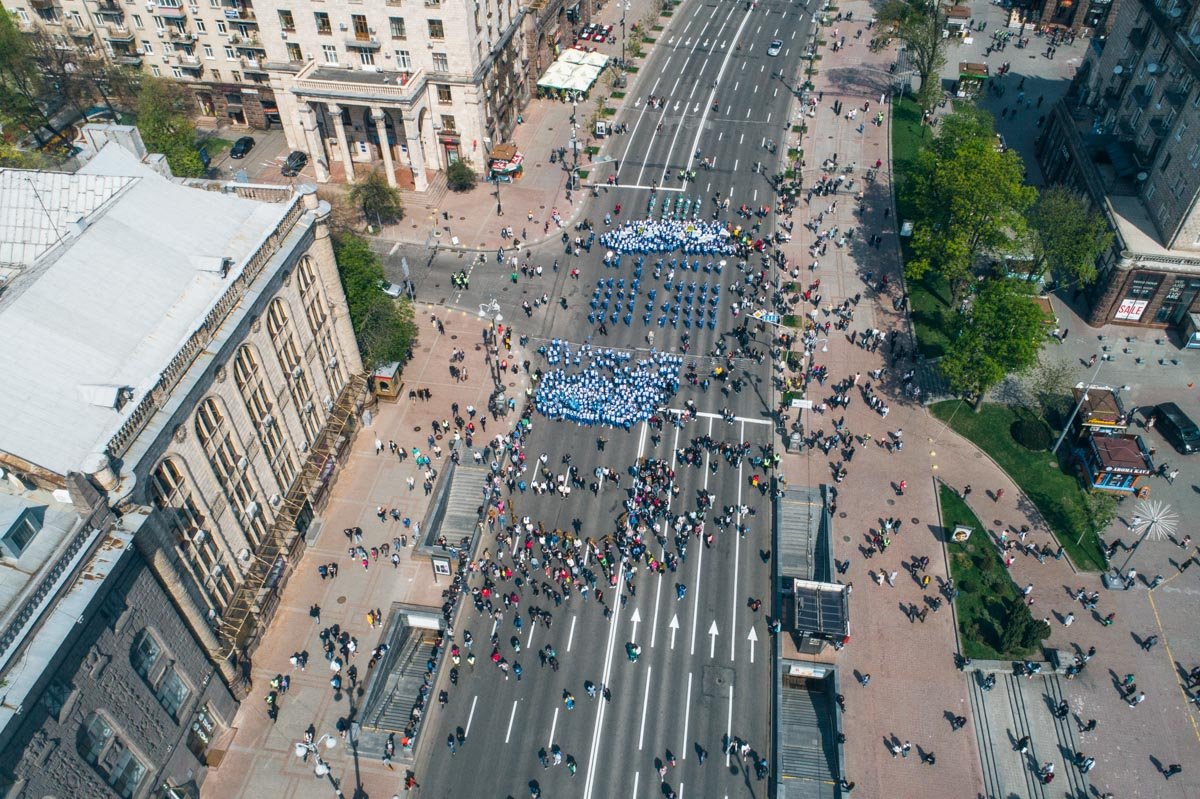 Трофеи несли молодые парни и рядом с ними шли амбассадоры Лиги Чемпионов Андрей Шевченко и Ия Андрущак