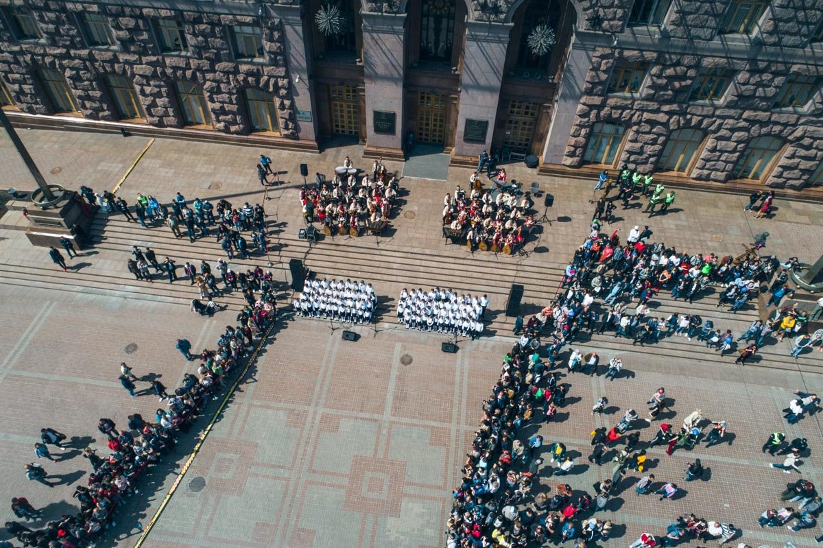 Все прибыли к месту назначения — КГГА. Народ замер в ожидании того самого кульминационного момента передачи