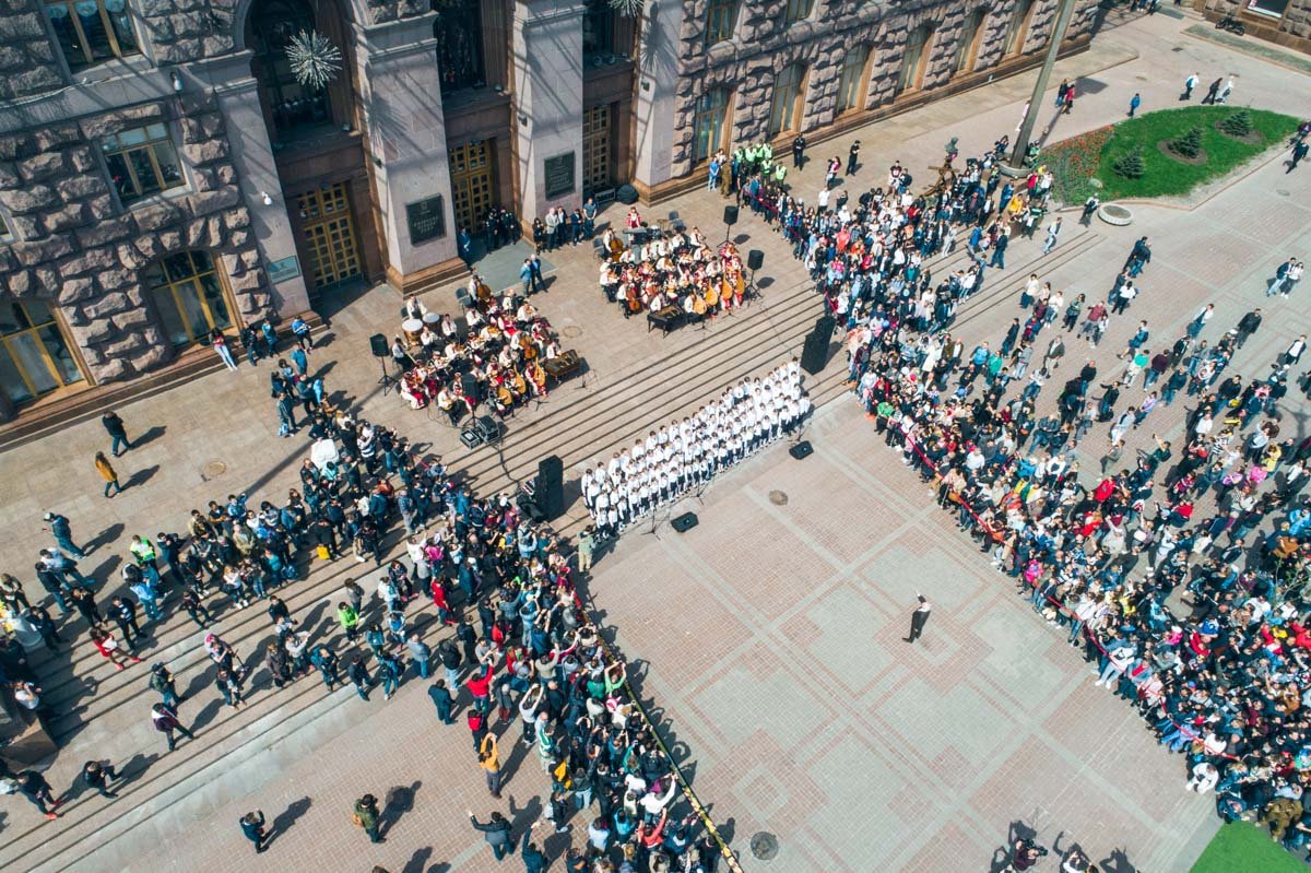 Молодые дарования, которые выстроились у входа в мэрию, спели гимн Лиги Чемпионов УЕФА