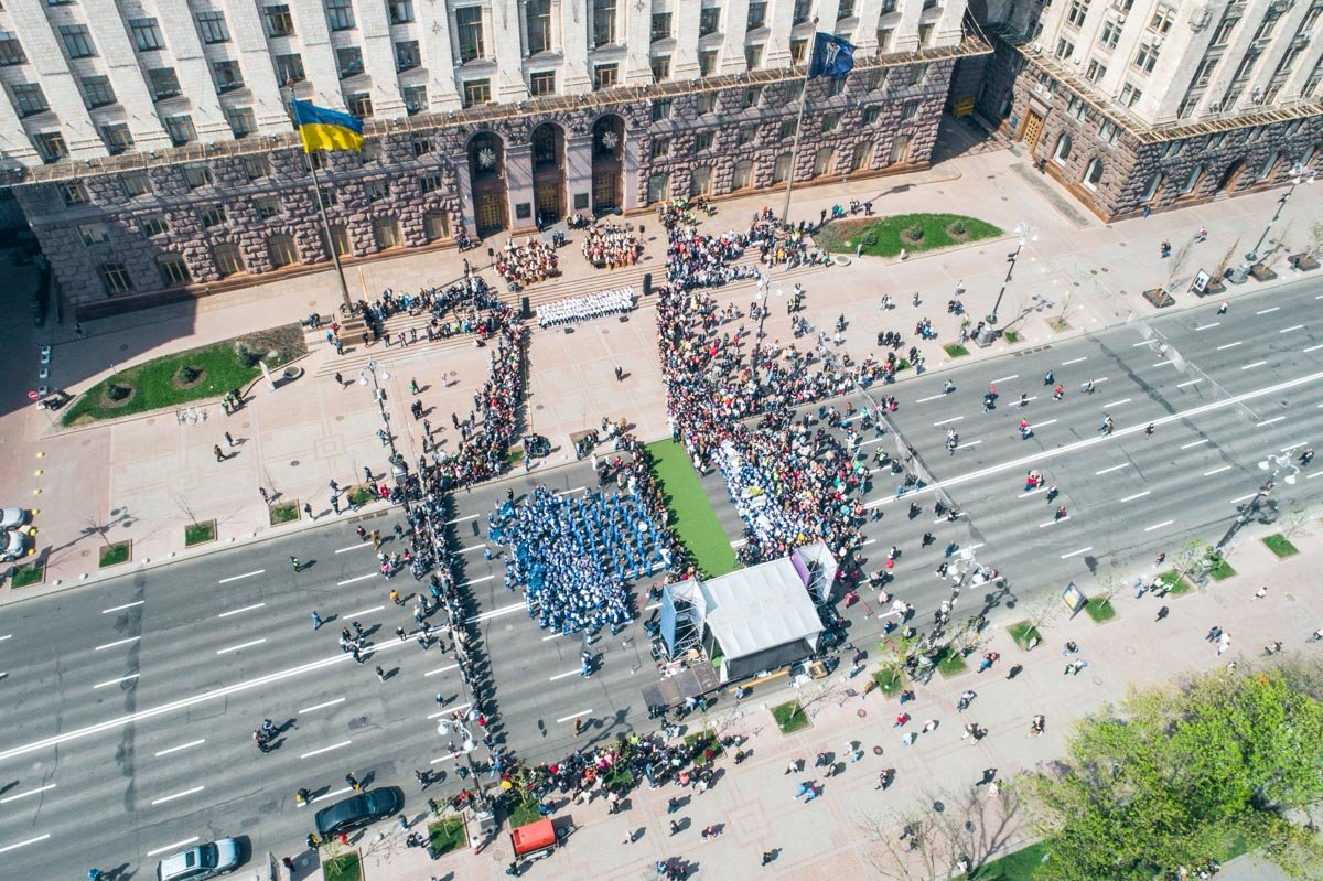 После торжественной речи главы Киева все желающие могли сделать селфи с Кубком 