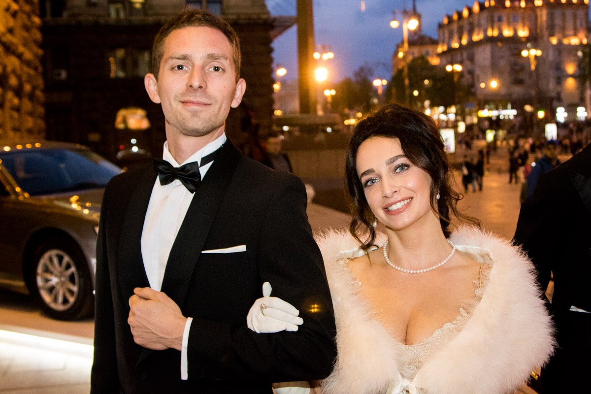 Мужчины предстали на балу во фраках и костюмах, а женщины в шикарных платьях