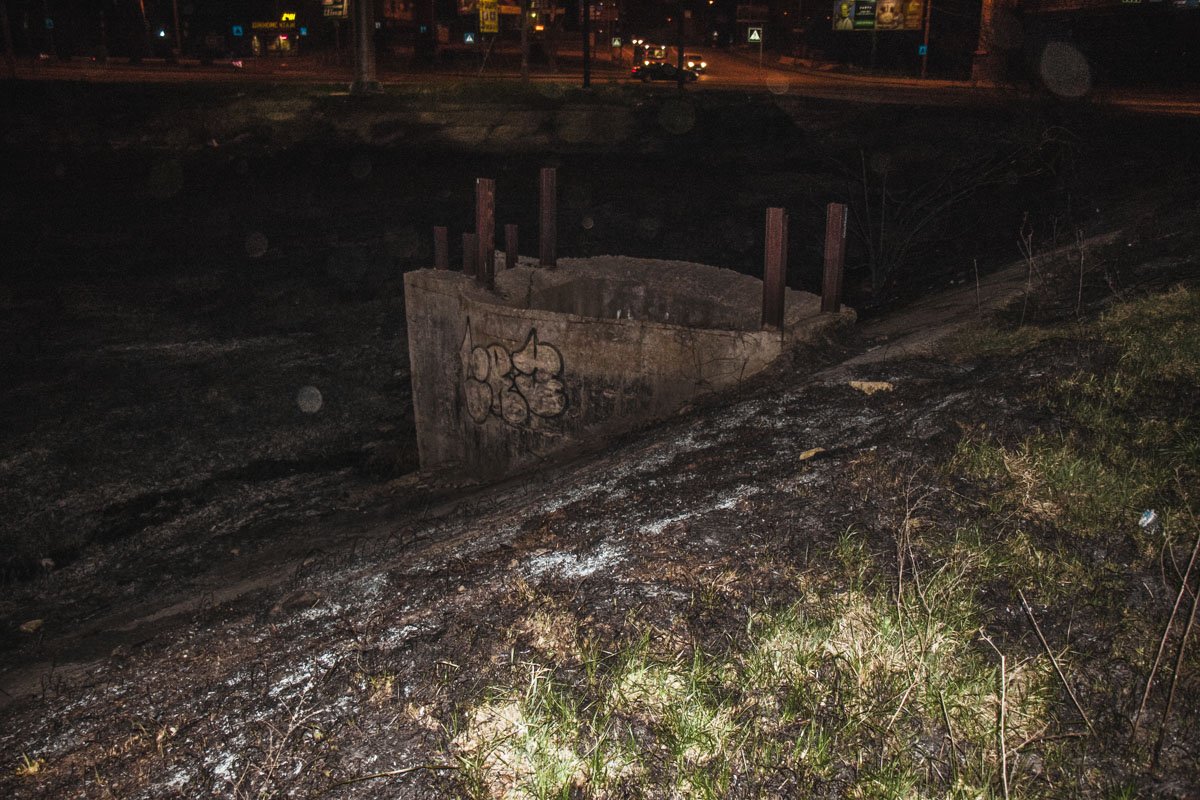 Из-за ветра огонь стал очень быстро распространяться