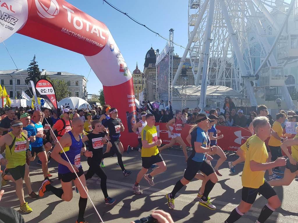 На Контрактовой площади тысячи бегунов открыли Kyiv Half Marathon На Контрактовой площади тысячи бегунов открыли Kyiv Half Marathon